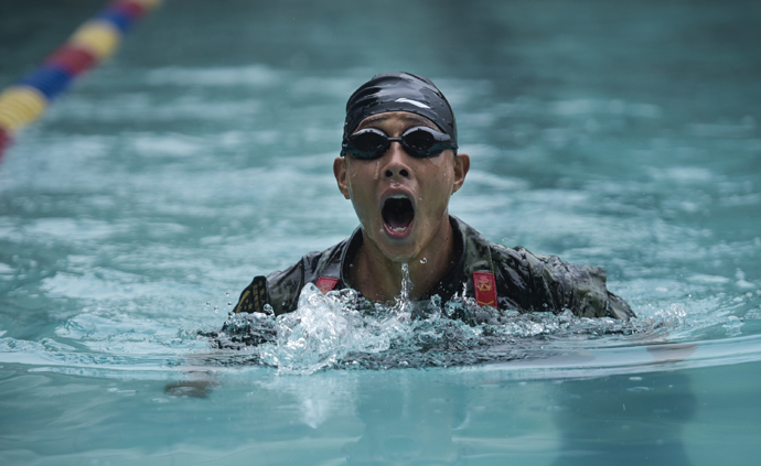 9月18日,武警四川总队攀枝花片区特战队员进行游泳训练