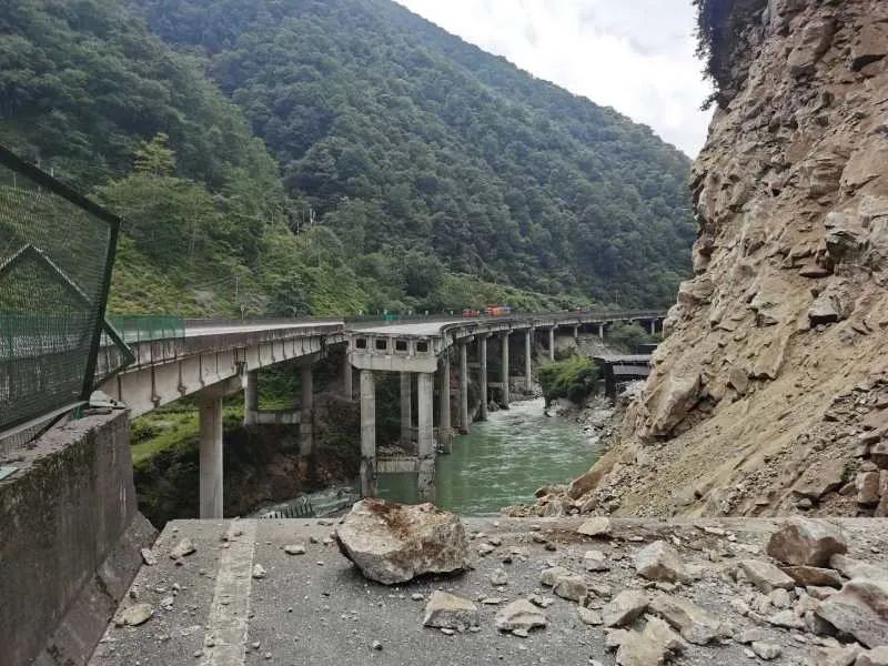 突發!雅西高速山體垮塌致橋樑斷裂,道路中斷