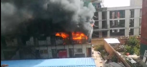 突发 呼市一城中村改造项目工地发生火灾 几十米外居民楼窗框烫手