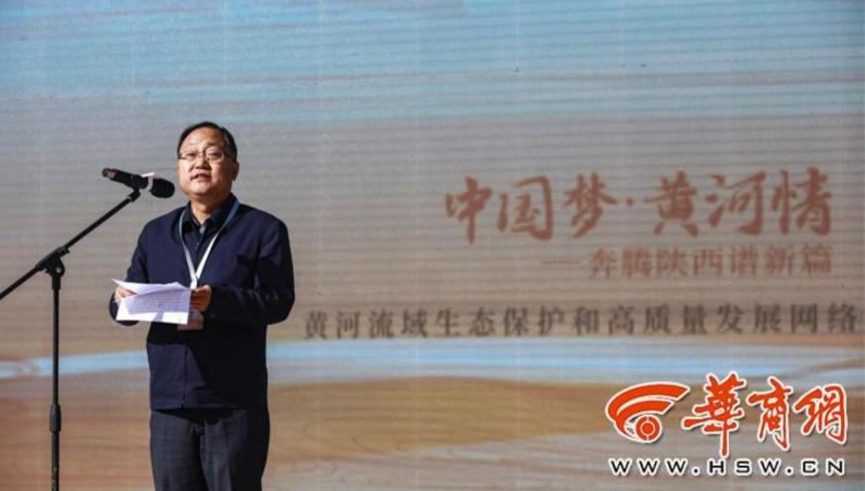 华商传媒集团董事长周怀忠向采访团介绍了活动有关情况.