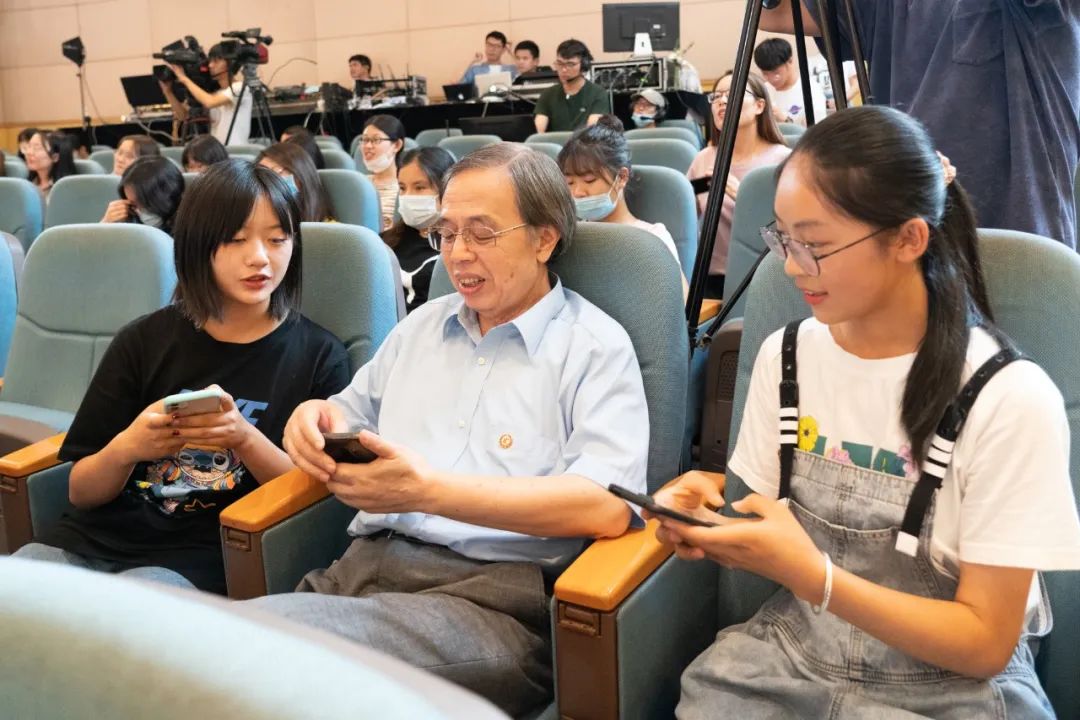 陈敏,沈姝妤和孟宪承书院名誉院长王建磐在活动现场互加微信