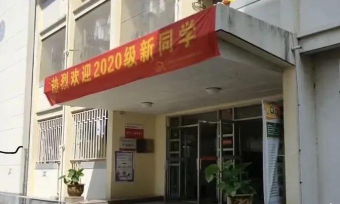 大学生校内宿舍死亡 家属 死因存疑 面部有三处不明伤口