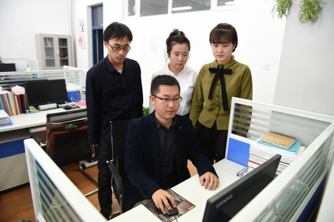 "石墨-石墨烯协同创新中心"负责人陈明华教授带领团队利用石墨烯新