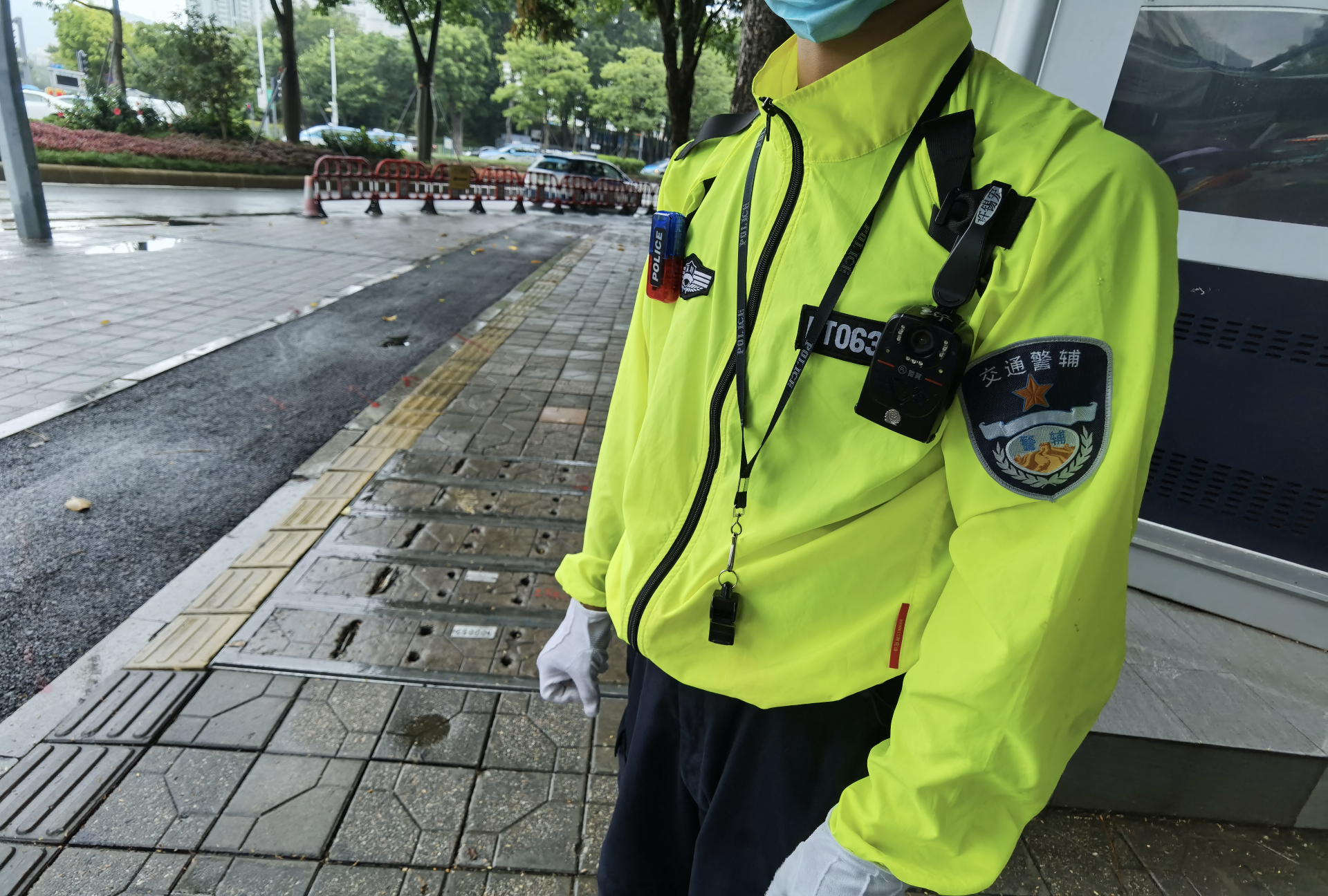 深圳交警膨胀了交警使用降温功能服引热议网友有赞有弹