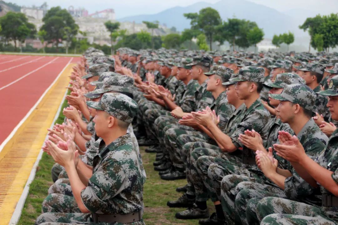 帶兵幹部和新兵分別上臺表決心營長隨即部署訓練任務現場充斥著熱血