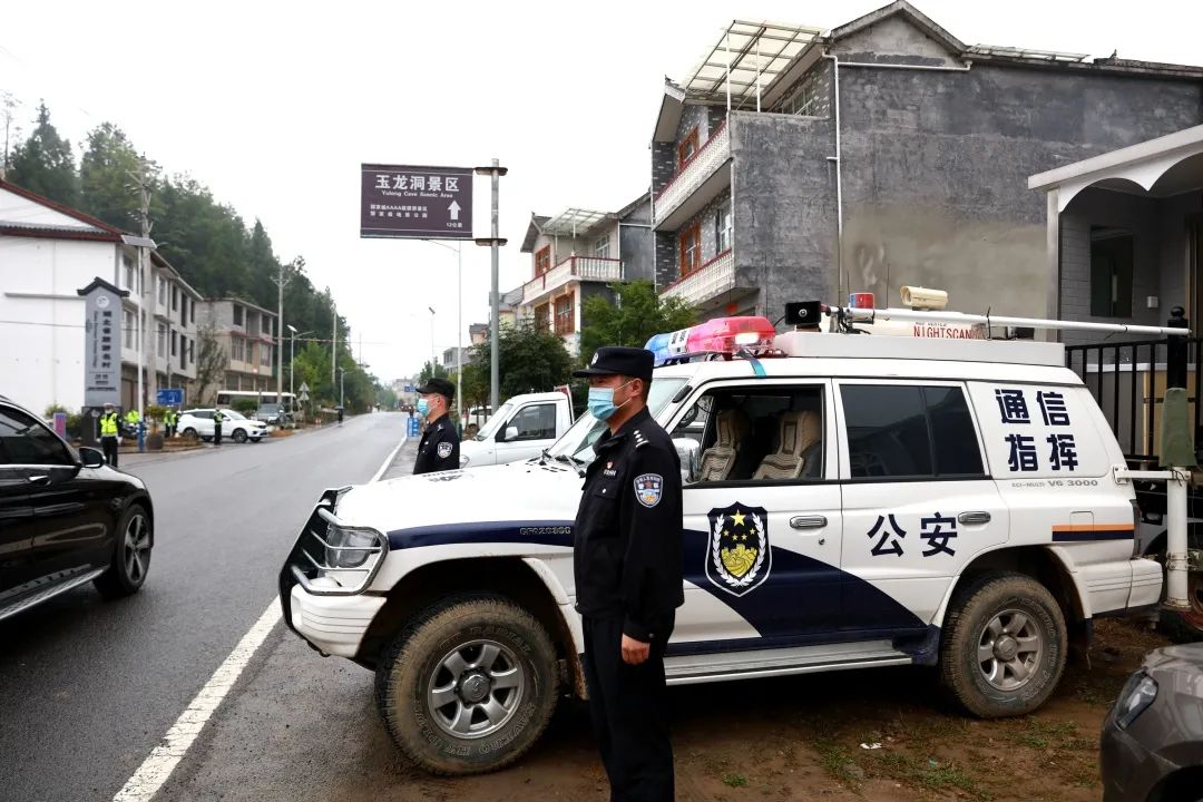 凉城山马他们是赛场外最美的警色