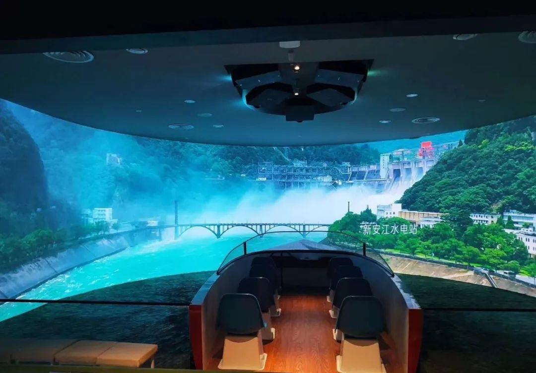 在博物馆外围区域行车道和博物馆室外活动区域之间配置了花箱 对两处