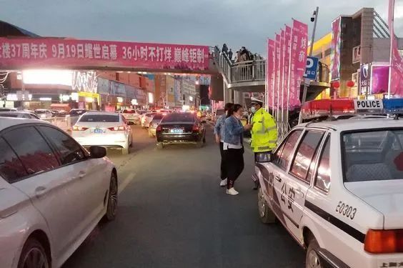 大庆交警圆满完成百货大楼37周年店庆交通安保工作