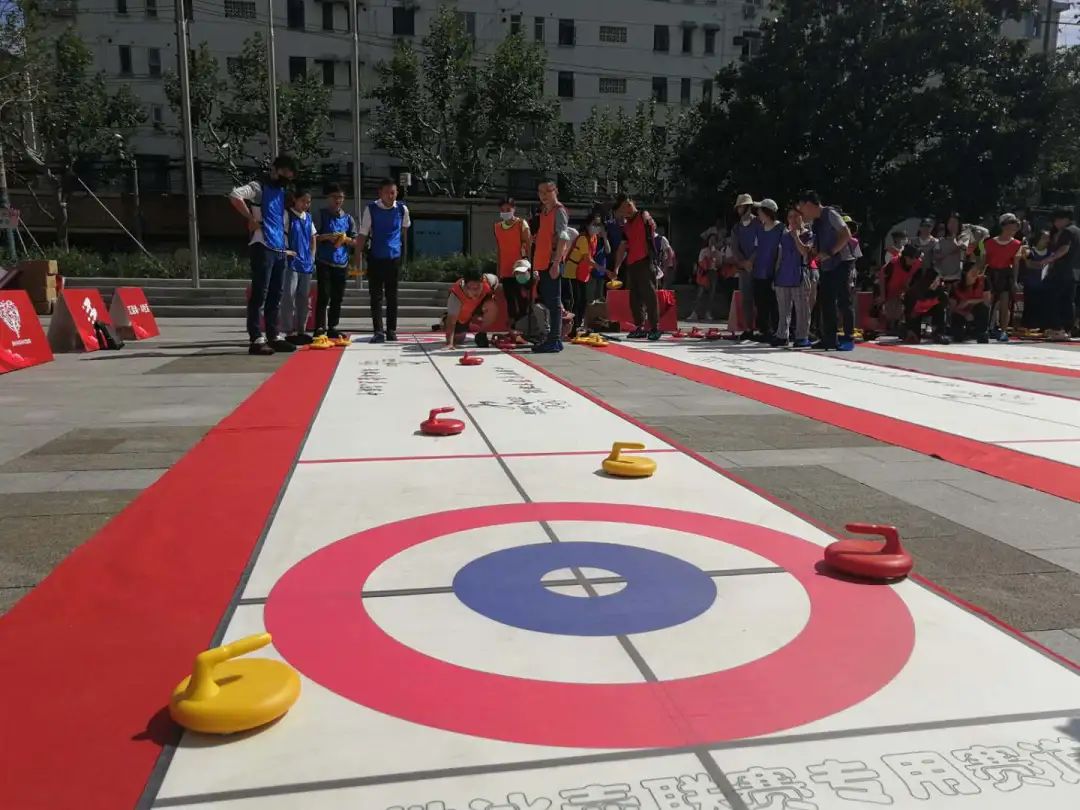 旱地冰壶趣味十足这场午间挑战赛广受欢迎