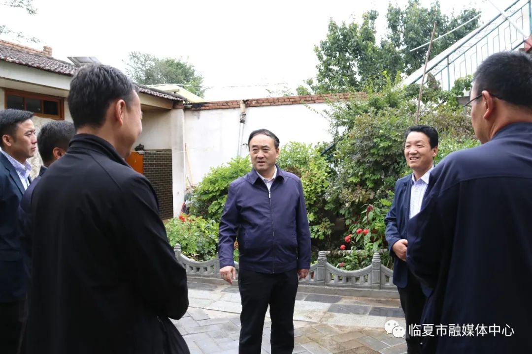 曹正民陪同验收组工作人员先后深入折桥镇苟家村,南龙镇马家庄村,城郊