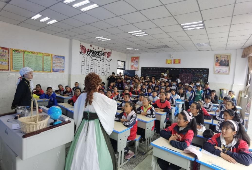 教室楼道里孩子们与援藏科普辅导员依依惜别 在日喀则亚东县实验小学