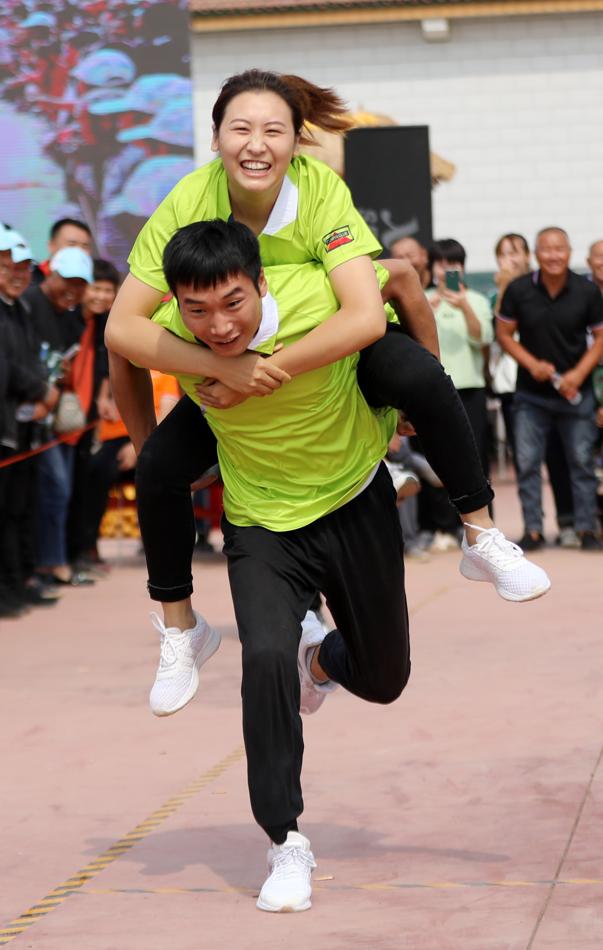 9月22日,河南省温县黄河街道办事处农民在参加夫妻互背接力跑比赛.