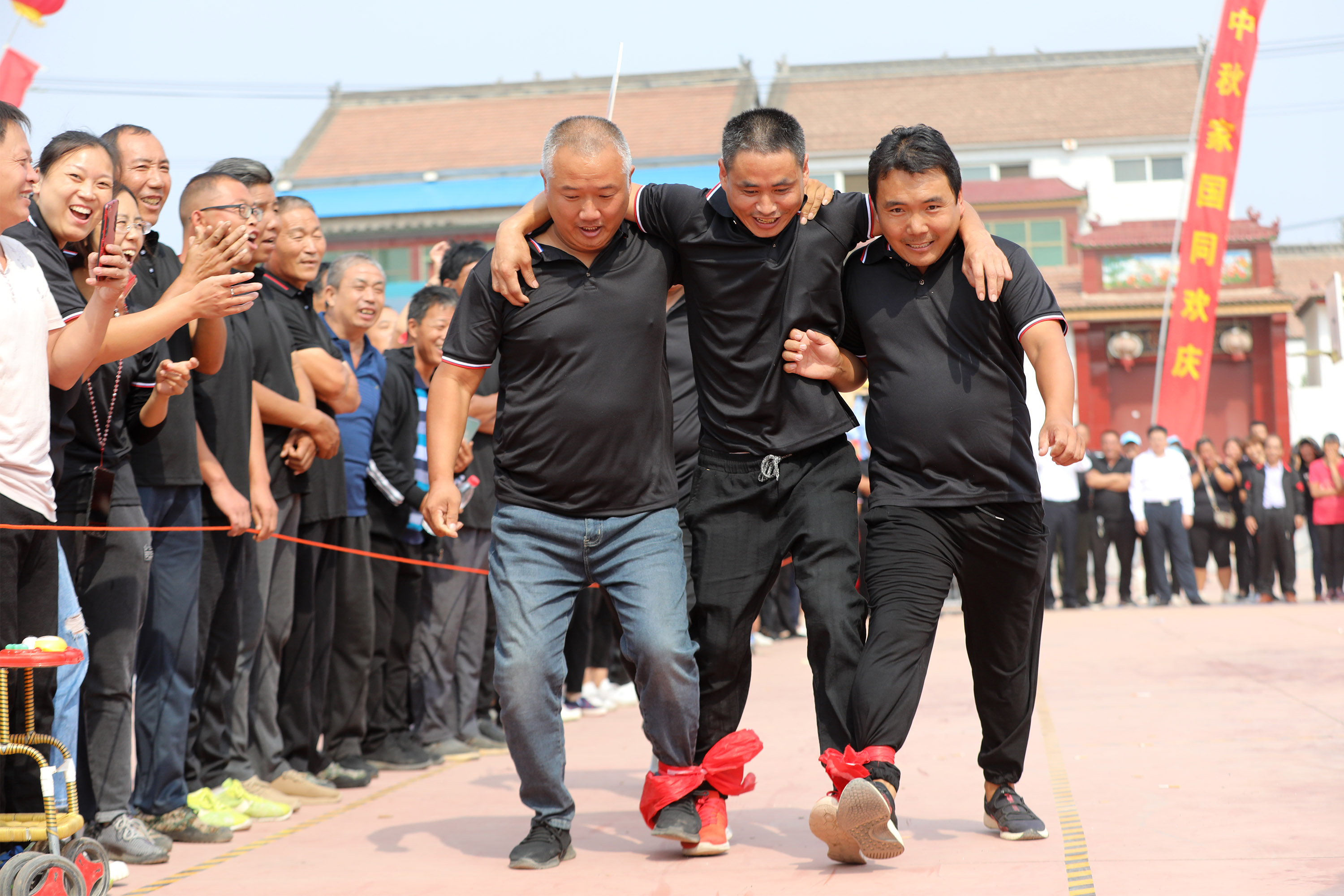9月22日,河南省温县黄河街道办事处农民在参加三人四足跑比赛.