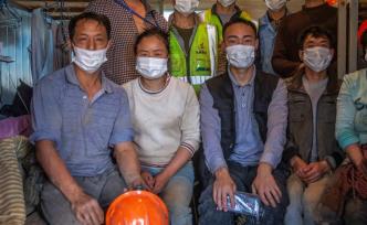 杭州爱心组织和爱心人士 给重点工程民工 送月饼送演出