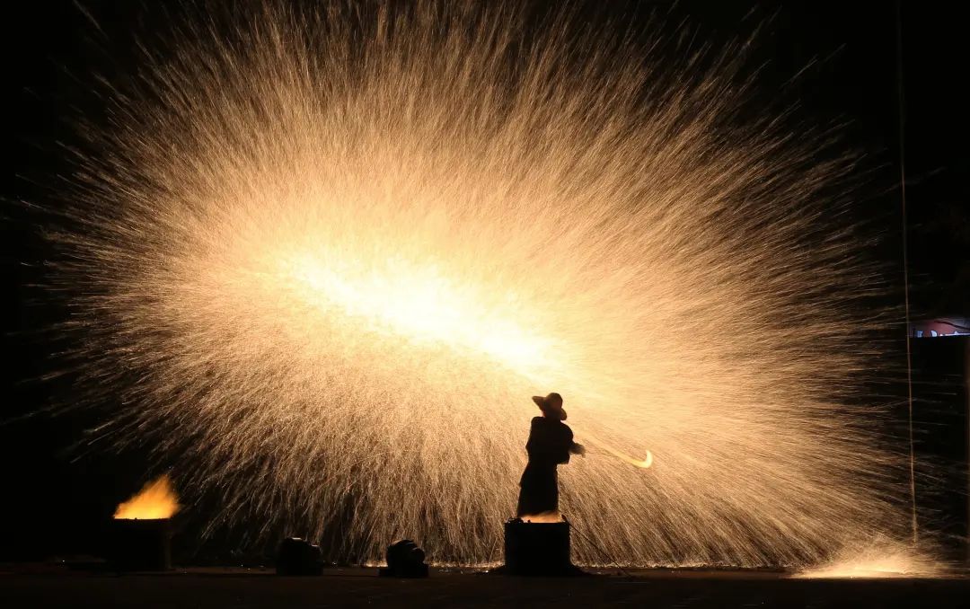 免费门票天天送绝美铁花火雨震撼全咸宁大型瑶族歌舞秀10月1日在通城