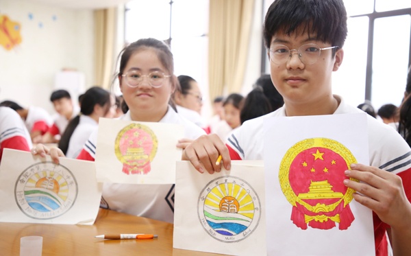合肥中学生画国徽画校徽庆国庆