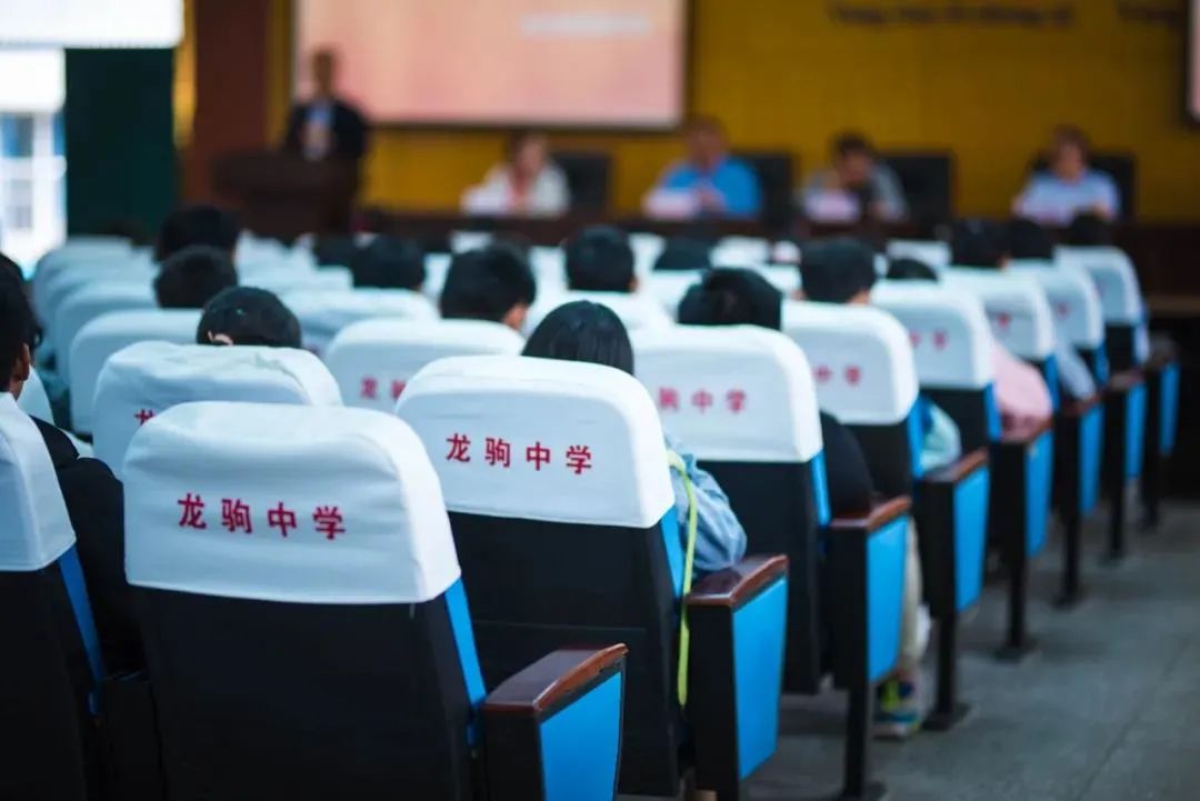 中华儿慈会知识产权文化教育基金捐赠仪式在重庆市万州区龙驹中学举行
