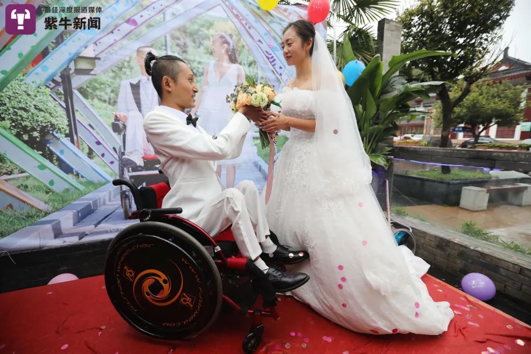 勇登泰山的90后渐冻小伙结婚了新娘我的幸福你们不懂