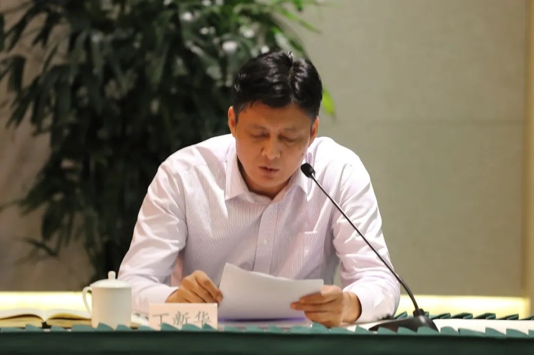 主委丁新华,松江区委主委金冬云交流了全面加强作风建设活动开展情况