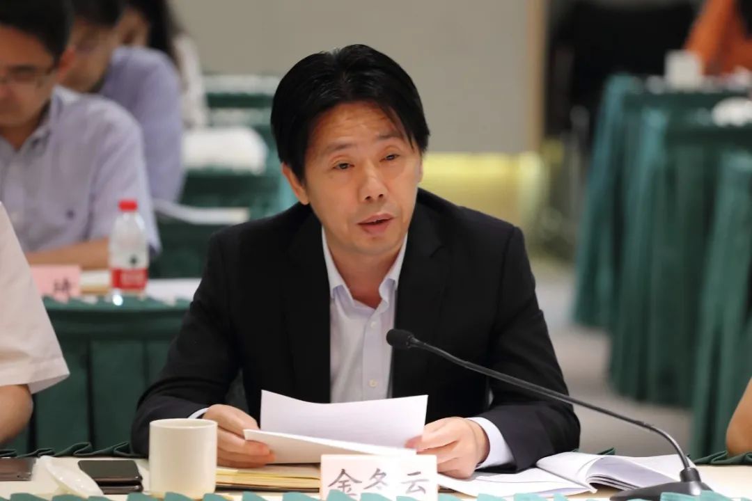 主委丁新华,松江区委主委金冬云交流了全面加强作风建设活动开展情况