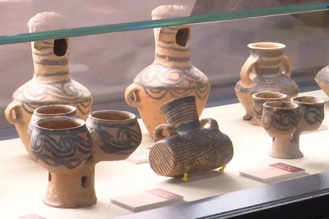 系甘肃黄河彩陶文化研究院收藏,其中马家窑文化彩陶159件,辛店文化