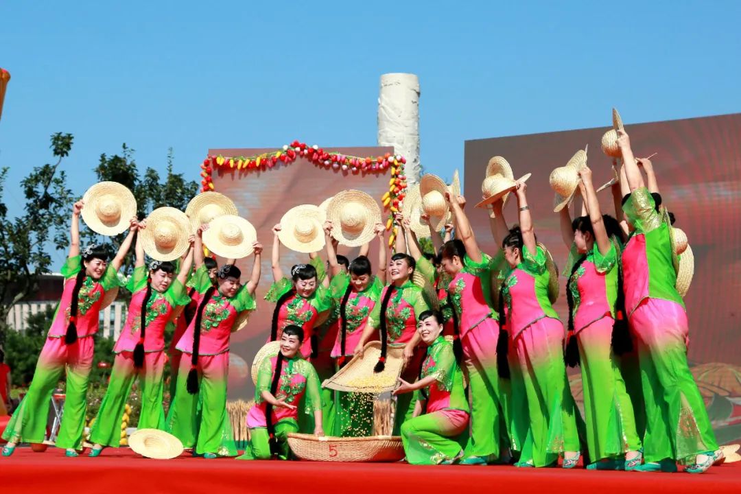 丰收节现场进行舞狮表