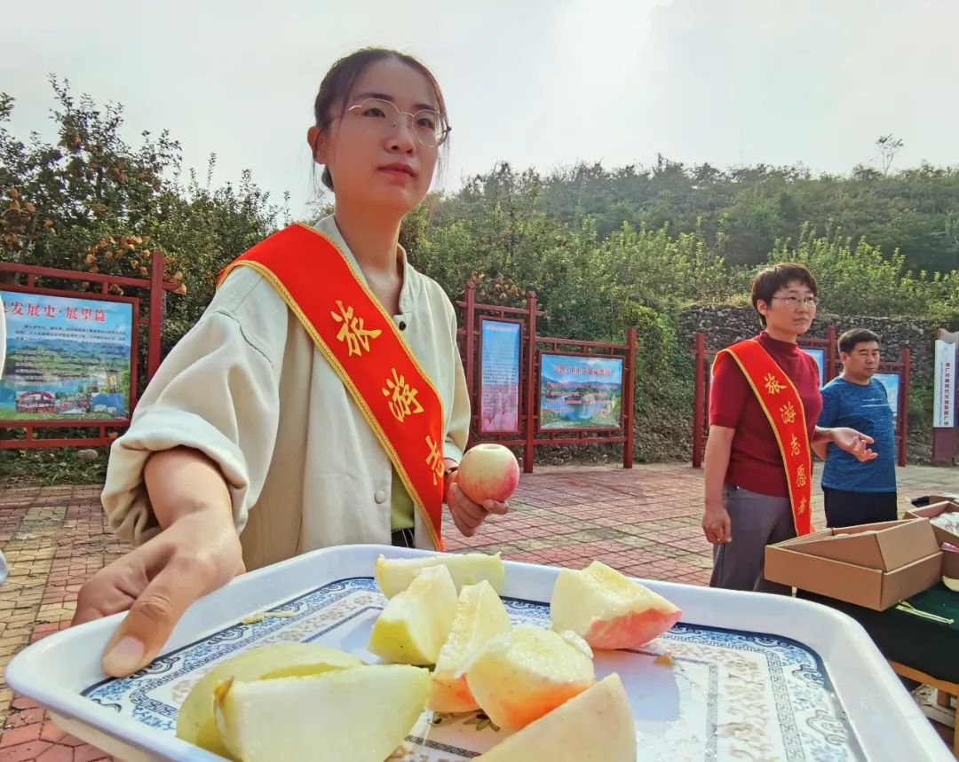 网络名人山东行沂源看丰收硕果压枝头