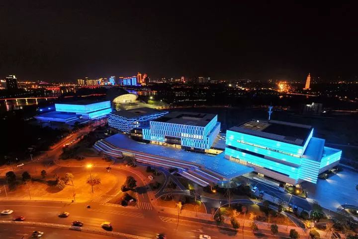 远处,是金华近年来着力打造的最璀璨的文化地标——金华之光文化广场