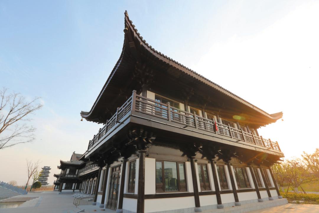 水街内的清式建筑在夕阳下熠熠生辉乾隆阁庄严典雅及至夜间灯光掩映下