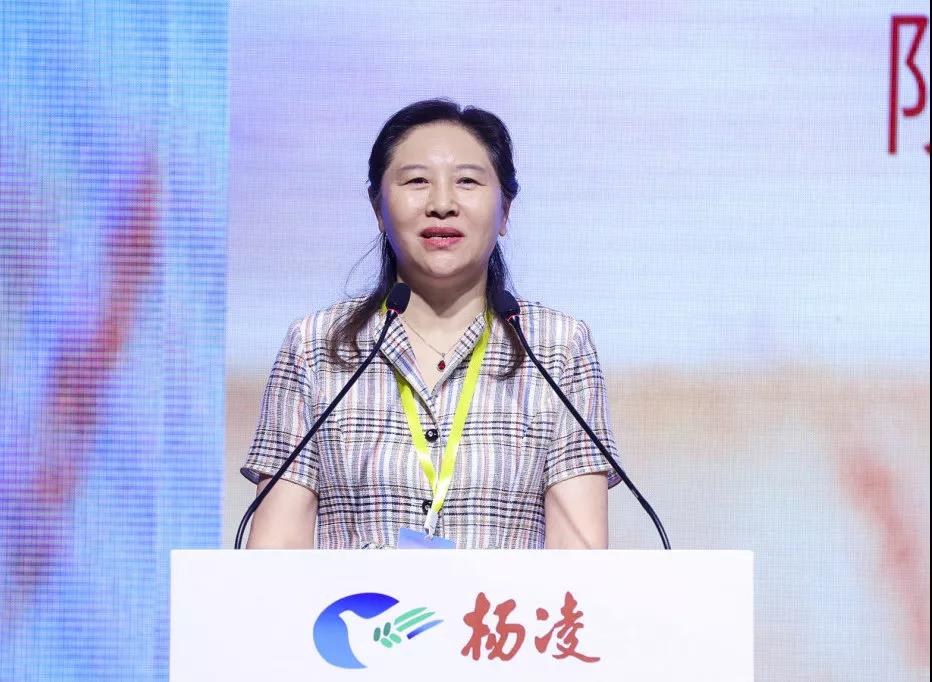 常务副主任李九红,陕西省商务厅二级巡视员李亚荣出席会议并致辞