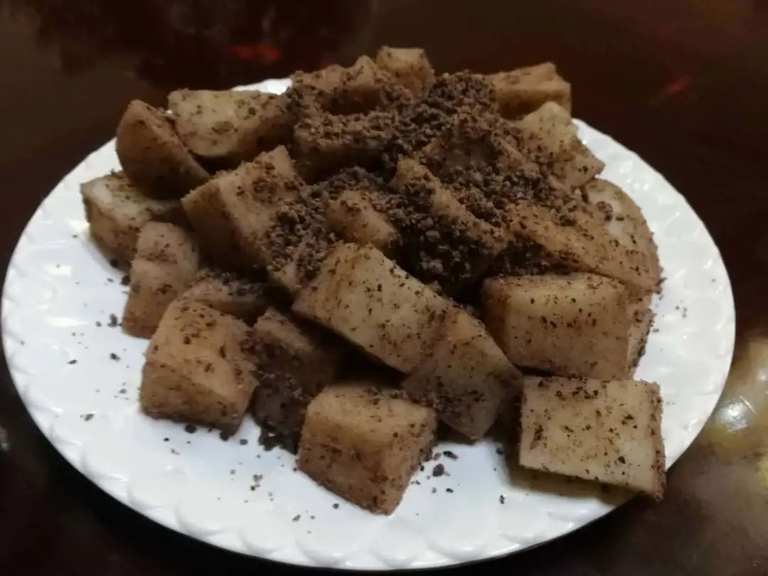 56黑包子一定要品尝,是长白县一大特色美食,除了这儿,哪儿都吃不到!