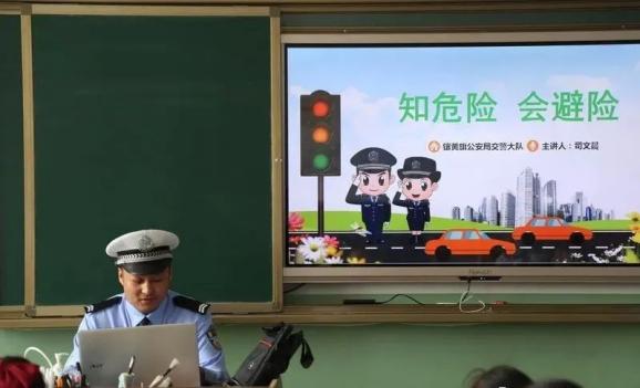 注意車輛盲區,乘車安全等方面,以播放視頻,圖文並茂的講解形式與學生