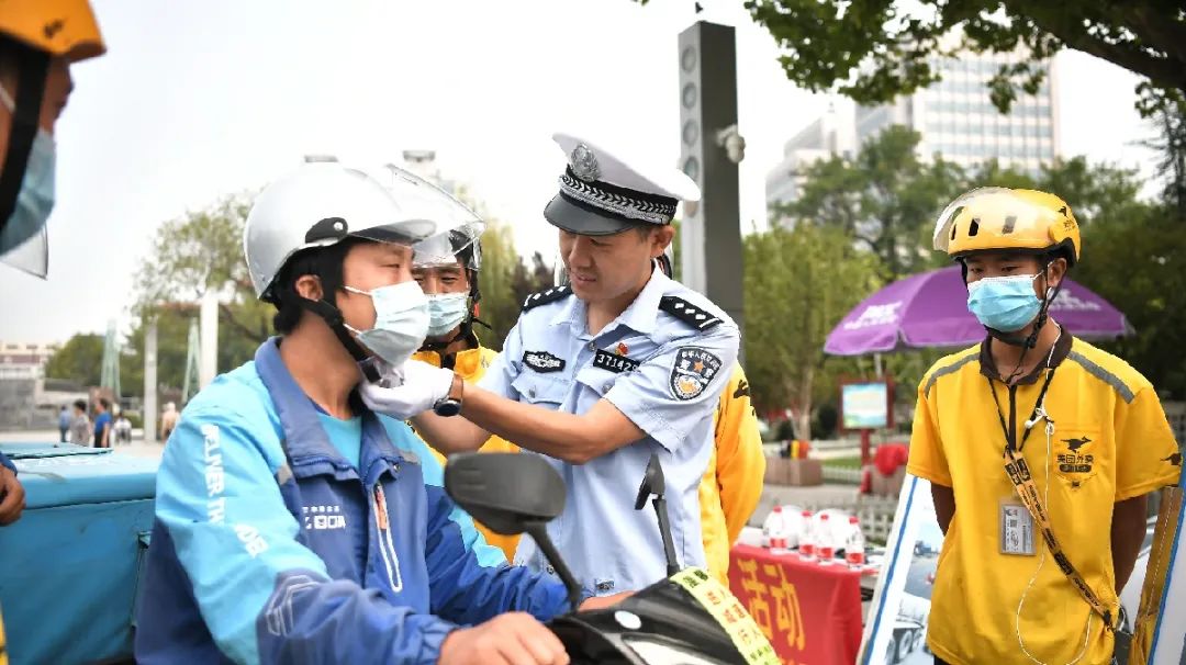 東麗交警開展電動自行車安全騎行月活動