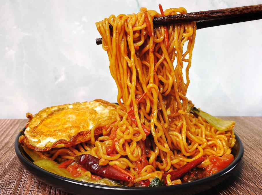 脚踩绿棒子的东北大哥人手一盘炒方便面