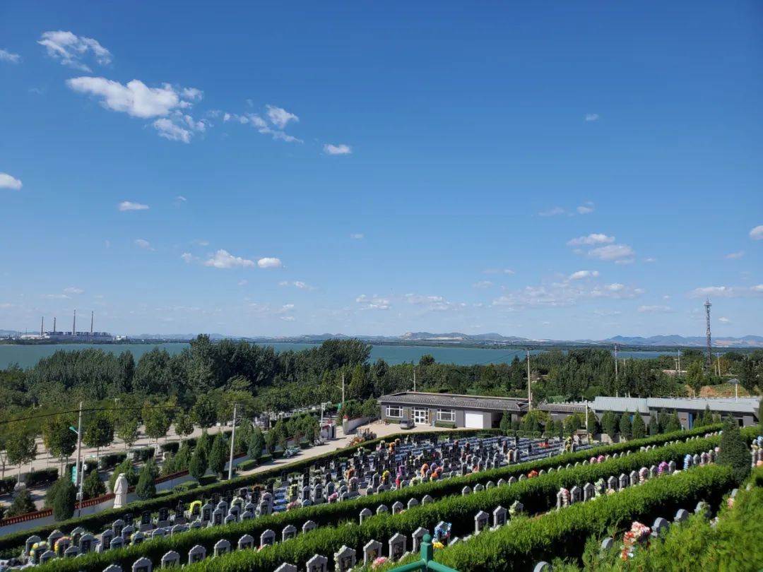 河北一公墓群未审先建与民居一墙之隔当地民政局小问题