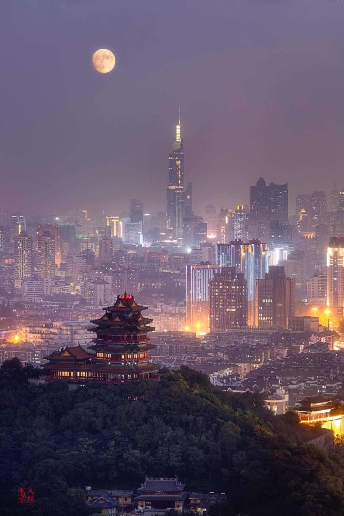 据中科院紫金山天文台天象预报,今年中秋月又是"十五的月亮十六圆".