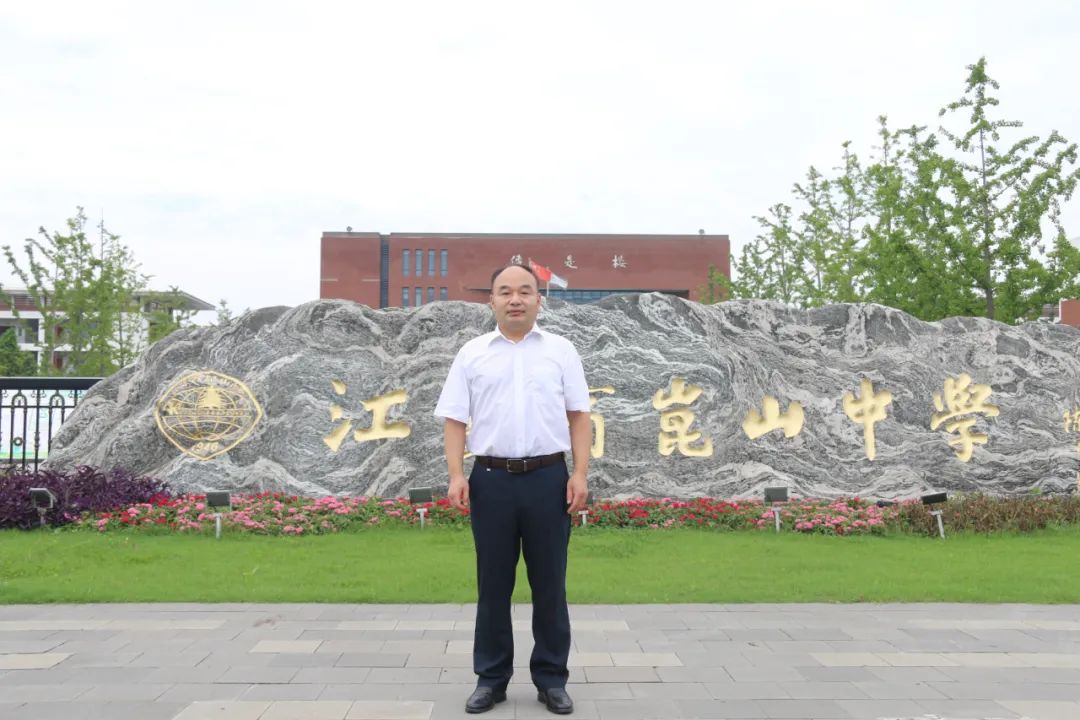 江苏省昆山中学课程处主任,正高级教师.