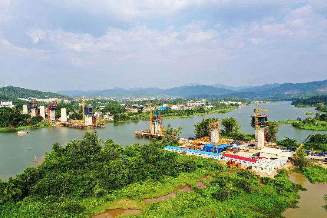 位于广东省河源市龙川县和东源县境内的4标段，参建人员需要完成跨越京九