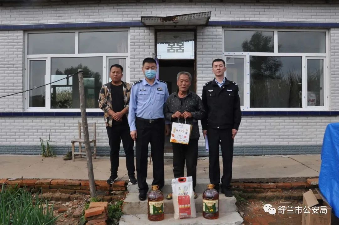 公安局党委副书记周晓飚同志深入亮甲山乡致富村走访结对帮扶贫困户