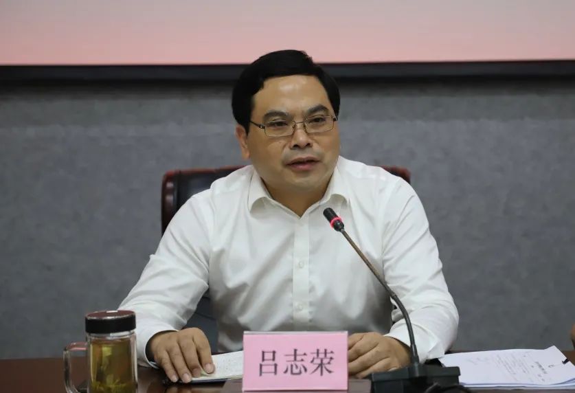 区委统战部常务副部长,区工商联党组书记吕志荣主持会议并讲话.