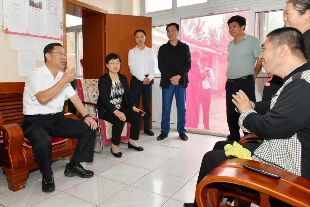 慰问贫困户,调研企业安全生产和软弱涣散党组织整顿工作,县领导刘嵘