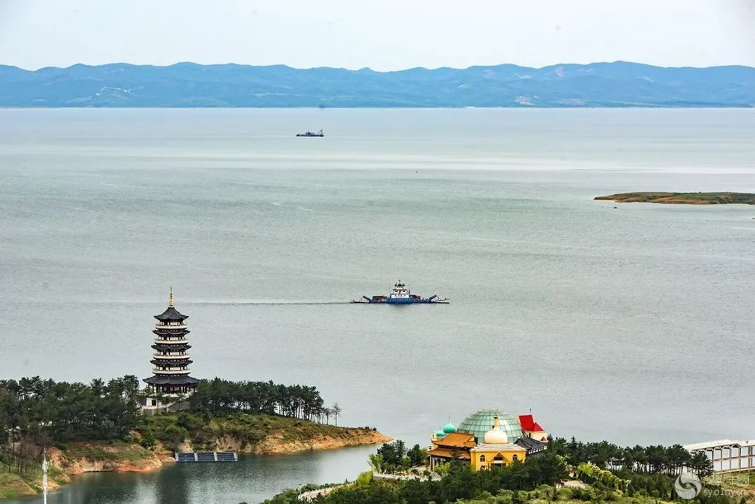 第二天,光影中国网采风团一行来到了群山环绕之中的丹江大观苑区景区