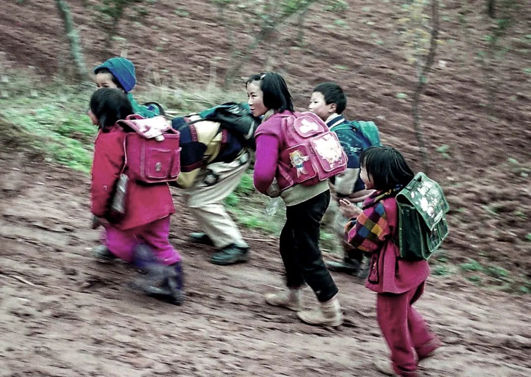 《背着书包上学堂》《传统手艺  作坊酿酒》《脱贫