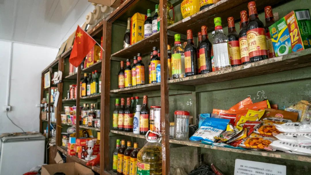 金山这条老街里藏着一家宝藏杂货店但里面很多东西都是过气的