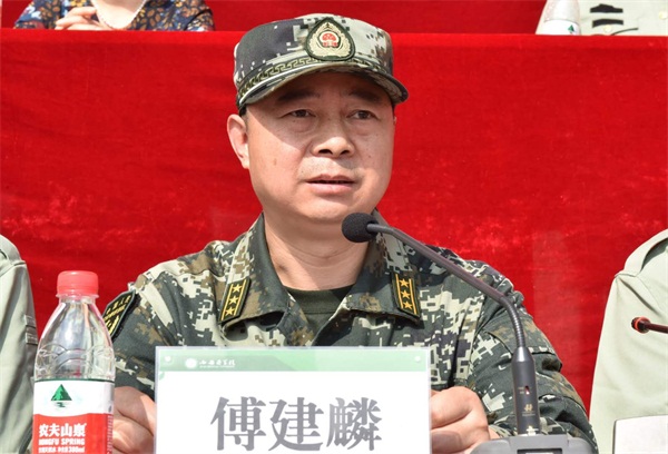 武警陕西总队西安支队副政委傅建麟讲话党委书记刘岭向军训团授旗特别