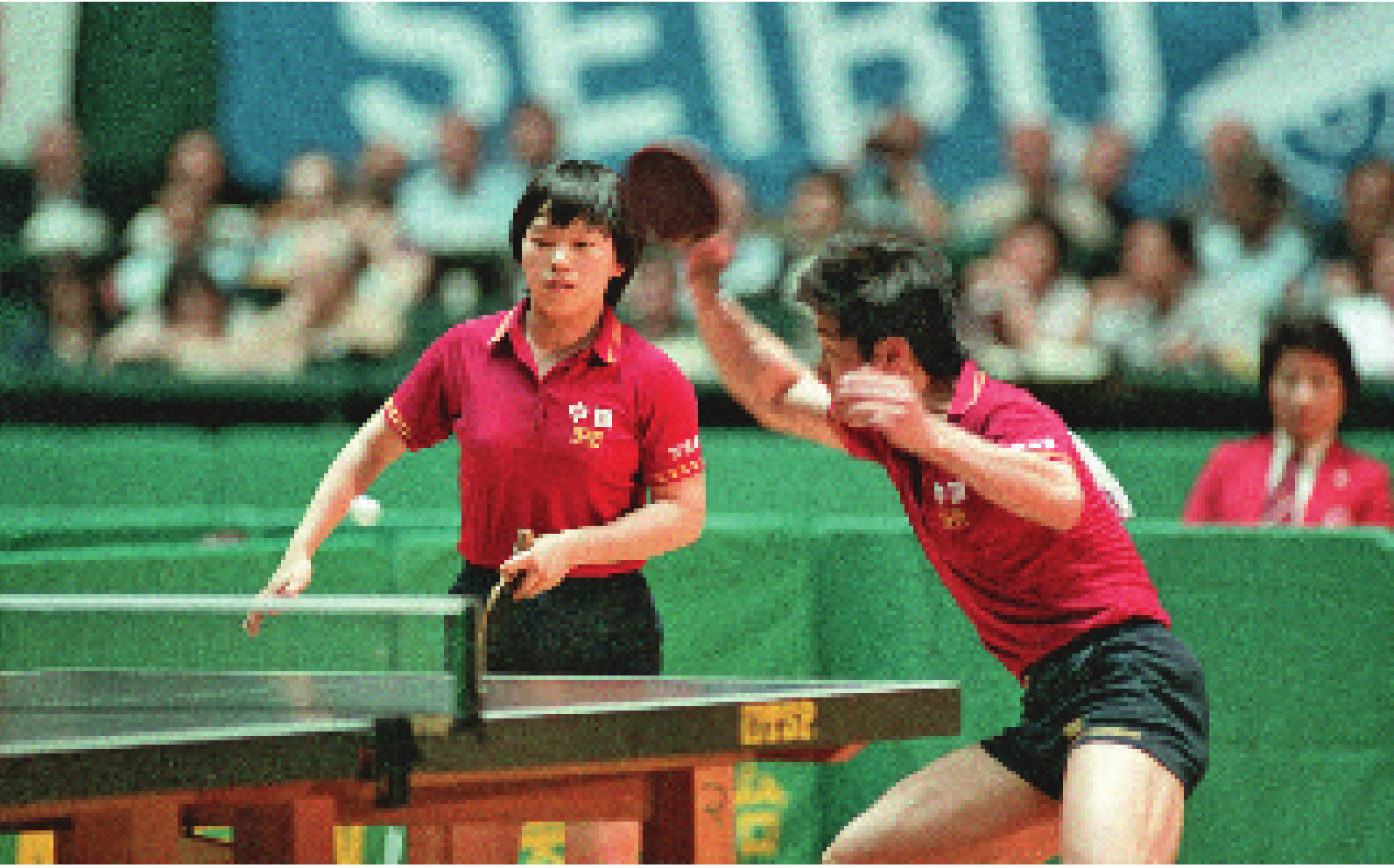 1983 年 4 月,倪夏莲与郭跃华在第 37 届世乒赛混双决赛中