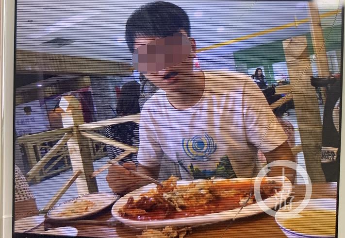 王浪母亲手机上始终存在儿子的照片,她坚信儿子的行为系正当防卫。/上游新闻记者 贾晨