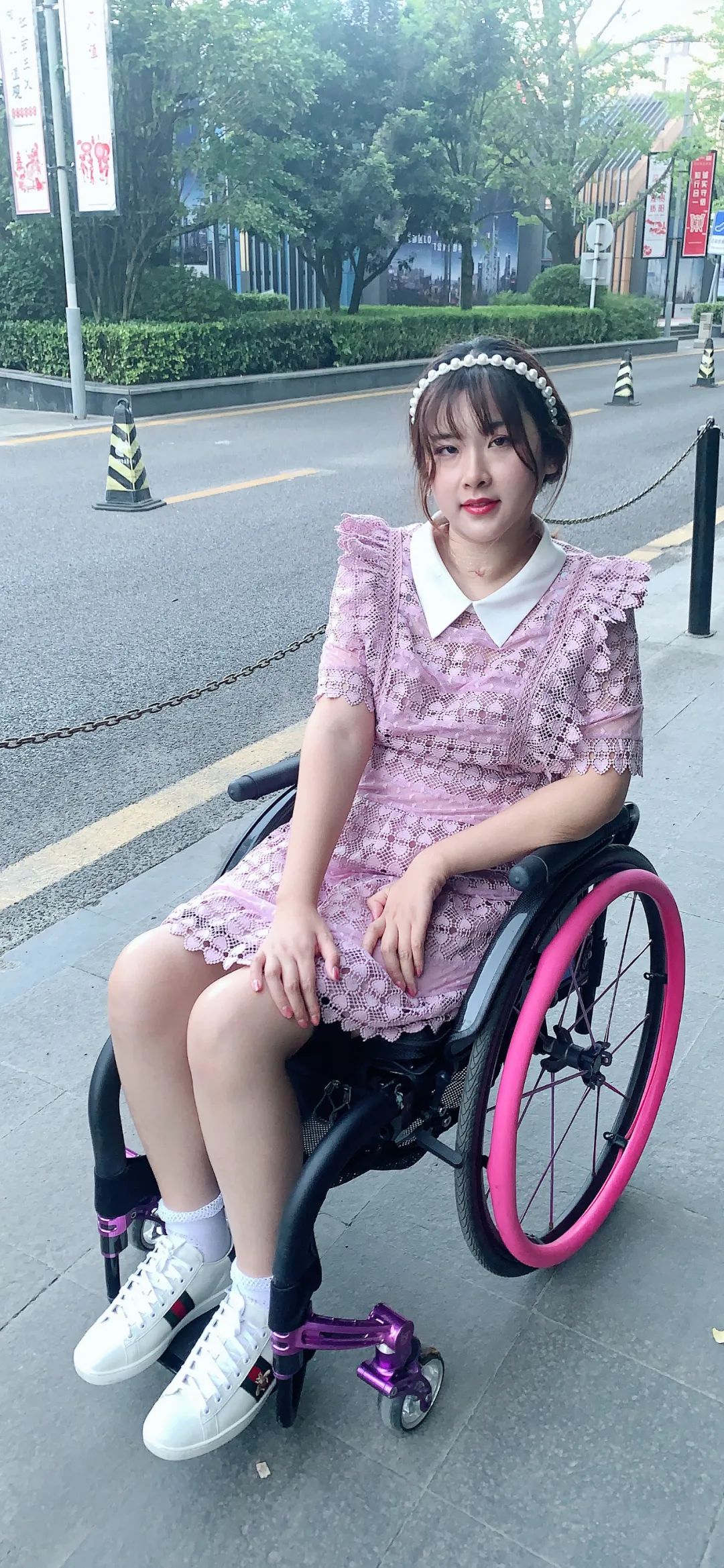 一场车祸高位截瘫后90后海归女白领成了时尚博主