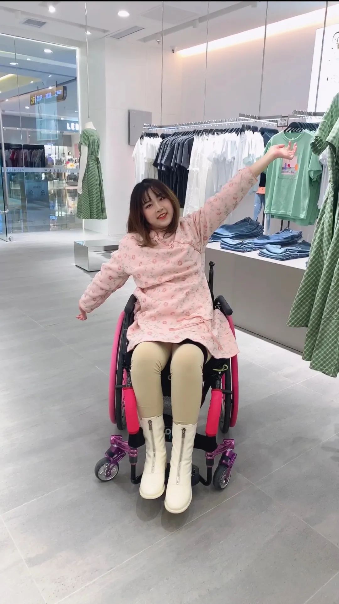 一场车祸高位截瘫后90后海归女白领成了时尚博主