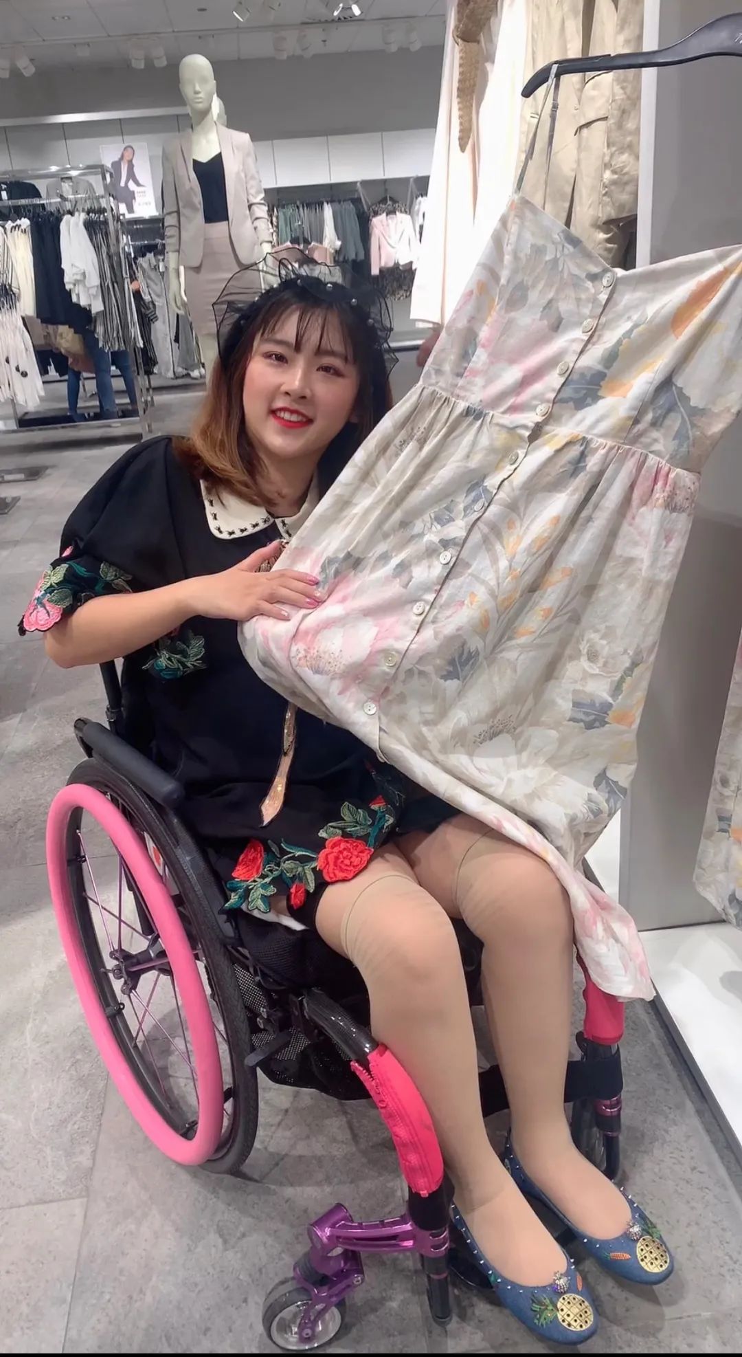 一场车祸高位截瘫后90后海归女白领成了时尚博主